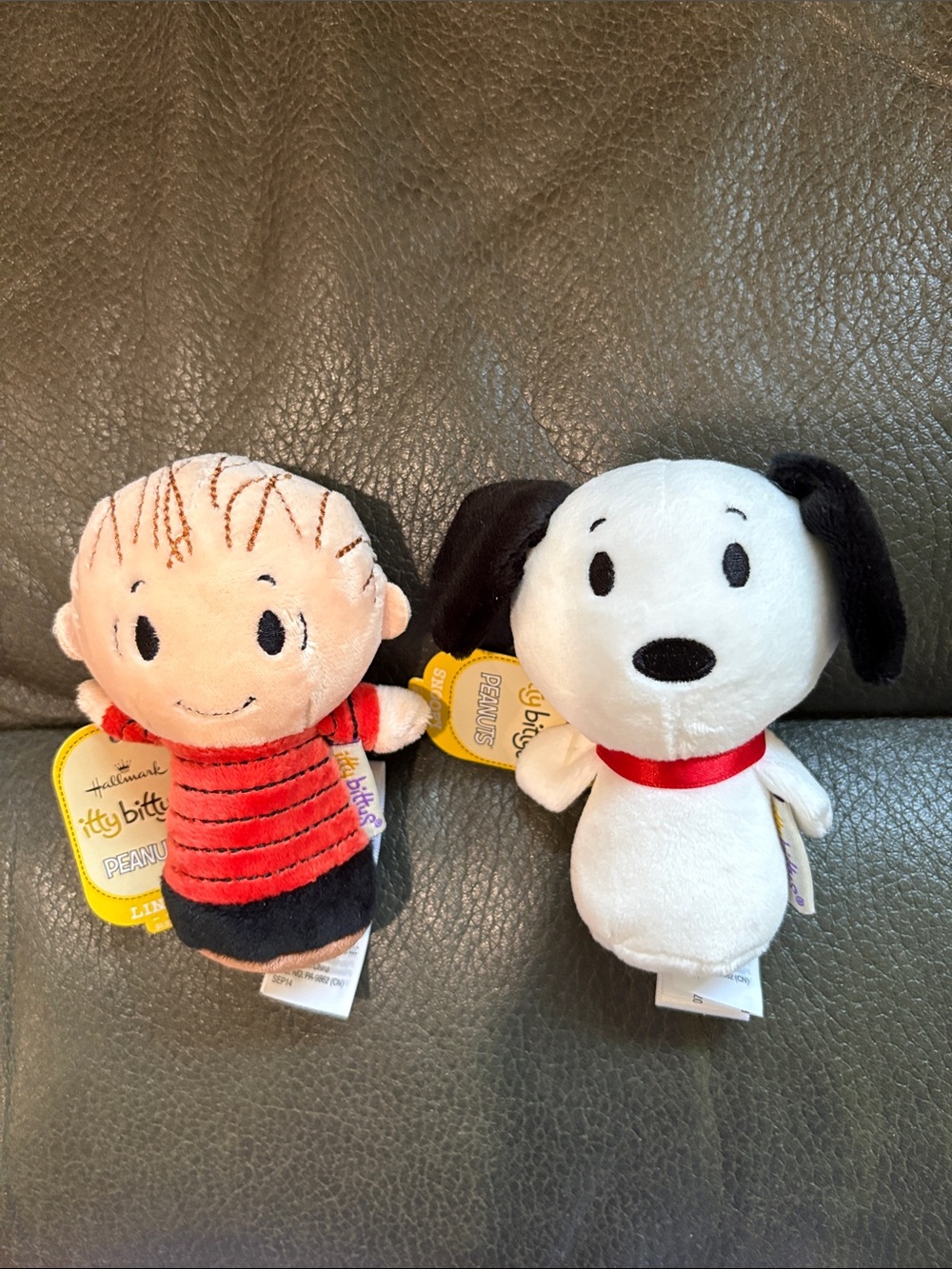 Hallmark set of two itty bittys peanuts Linus and Snoopy